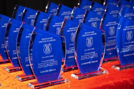 Naj športniki Kamnika za leto 2023 Lovro Planko in Maruša Mišmaš Zrimšek ter ekipa odbojkaric Calcit Volleya (1)